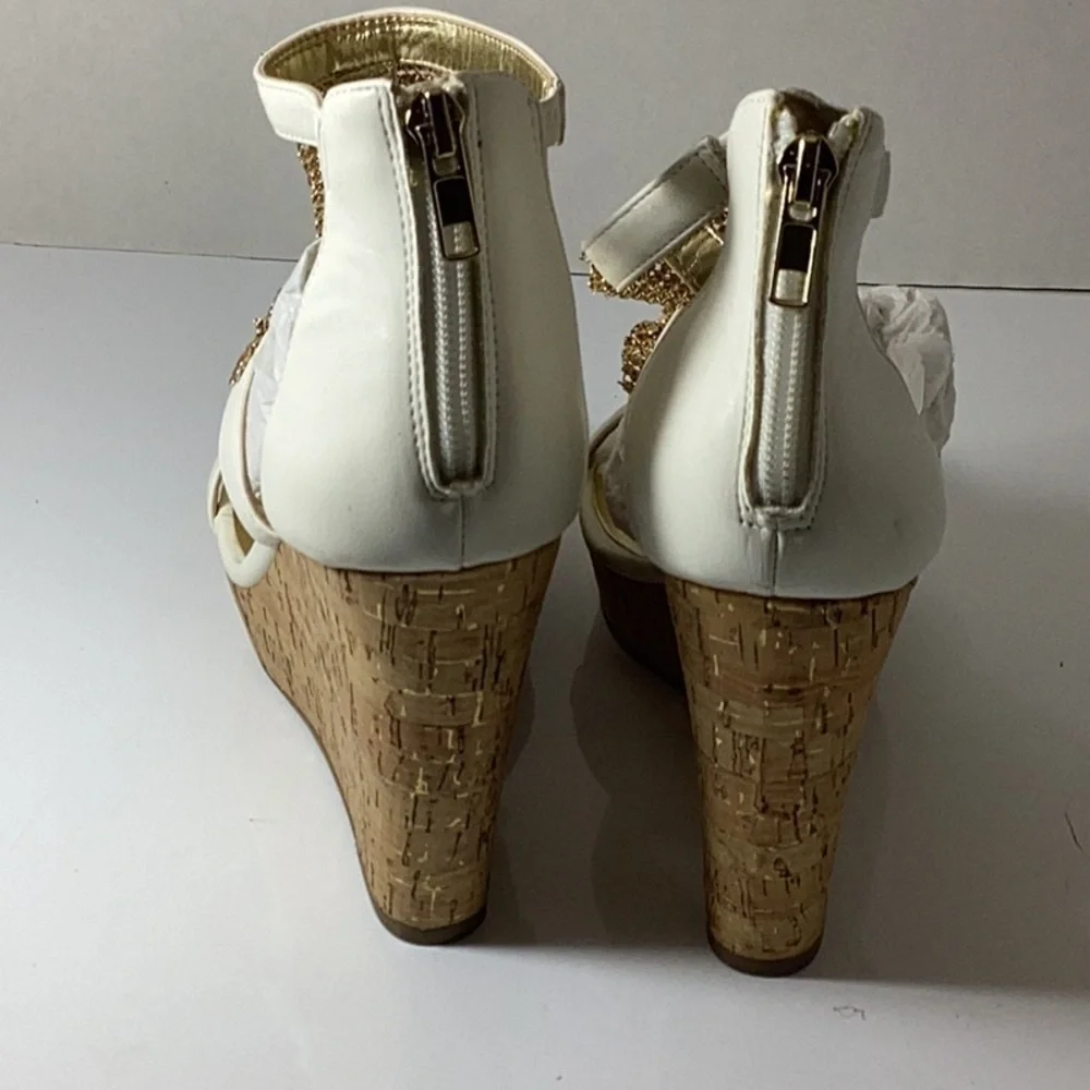 Thalia Sodi chic gold